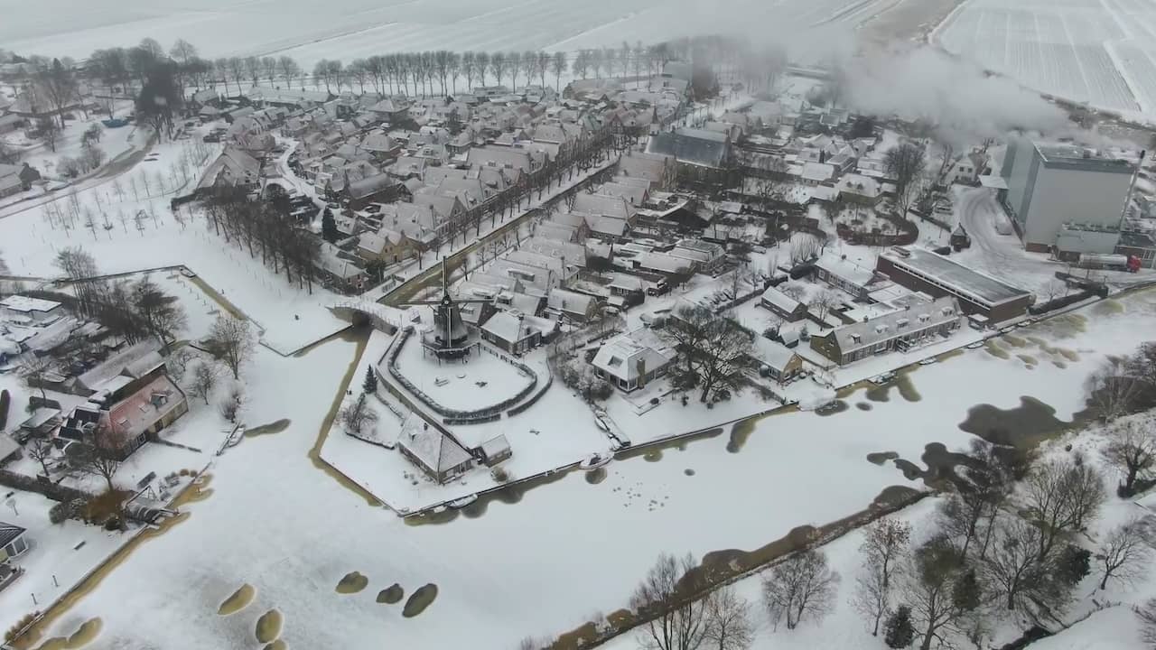 Beeld uit video: Dronebeelden tonen pittoreske Elfstedenstad Sloten in de sneeuw