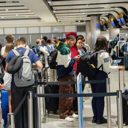Lange rijen op Britse luchthavens door storing e-gates
