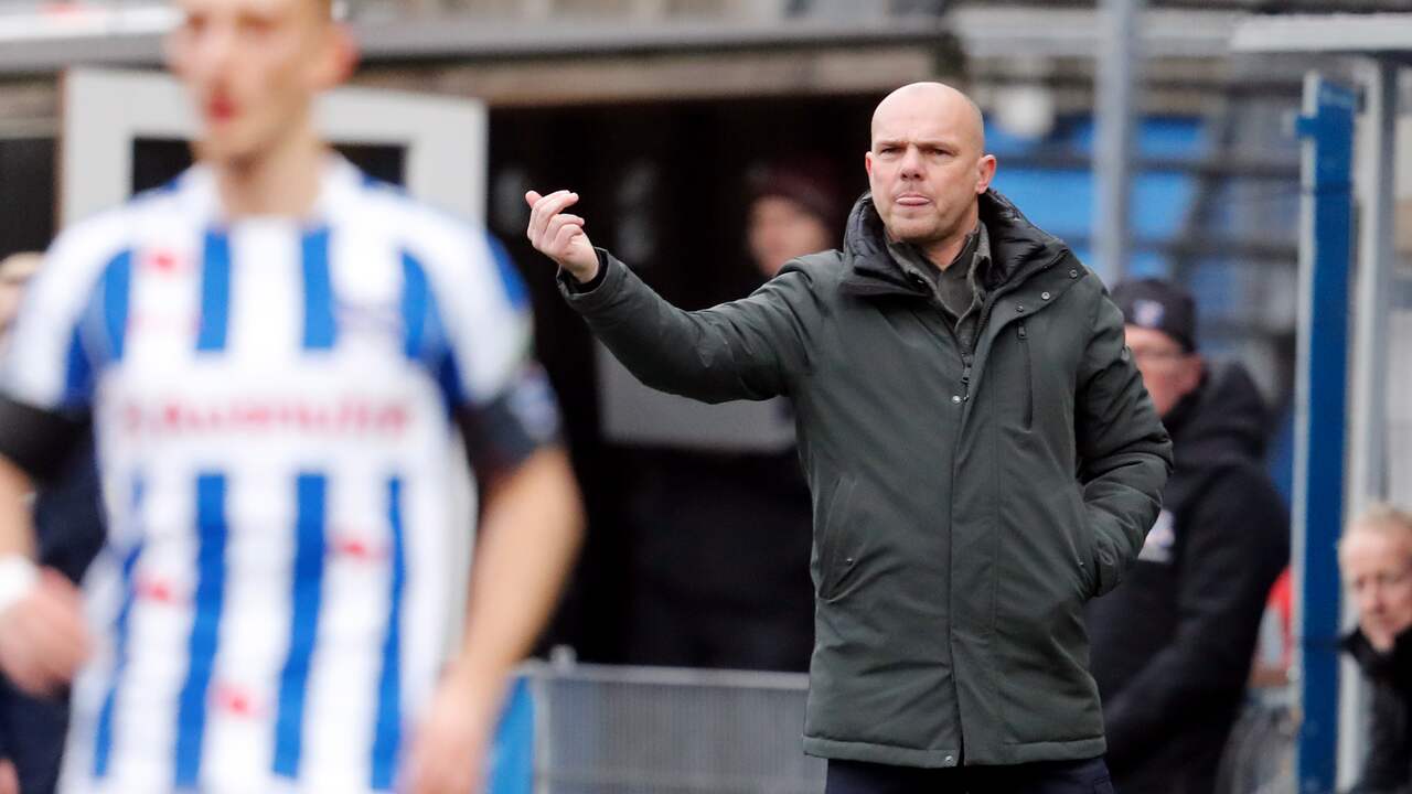 Heerenveen-trainer Johnny Jansen moet na een corona-uitbraak in de selectie zijn plannen omgooien.