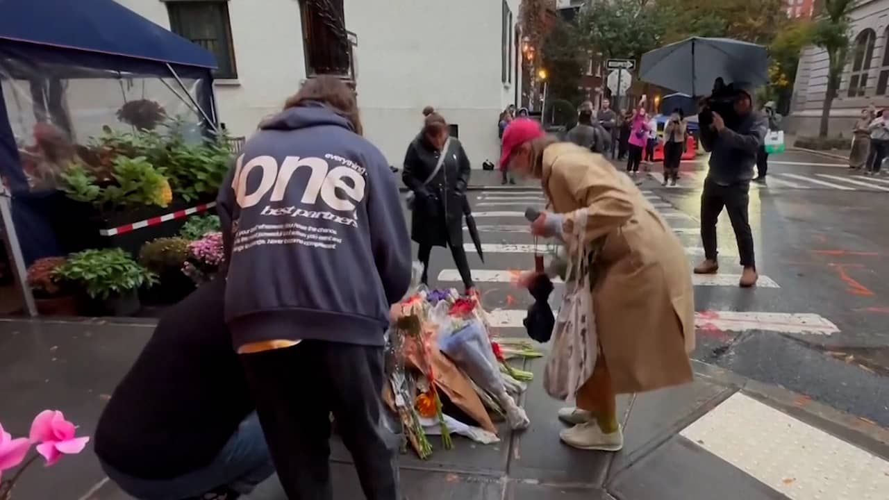 Beeld uit video: Fans van Matthew Perry leggen bloemen voor Friends-gebouw in New York