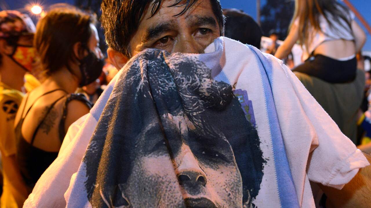 Beeld uit video: Argentijnen nemen afscheid van Maradonna: 'Dit breekt mijn hart'