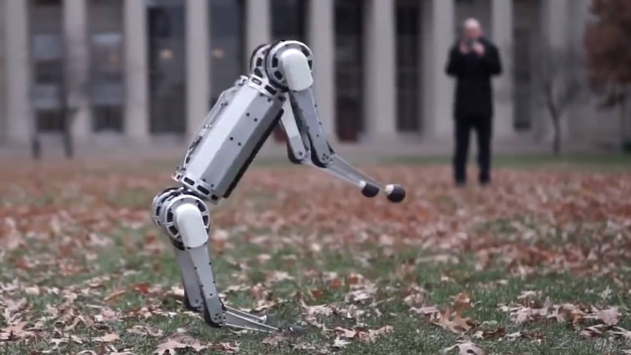 Beeld uit video: Vierpotige robot 'mini cheetah' doet backflip