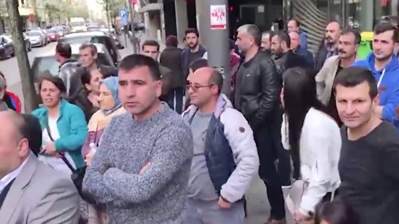 Beeld uit video: Eerste beelden van oproer voor Turkse ambassade Brussel