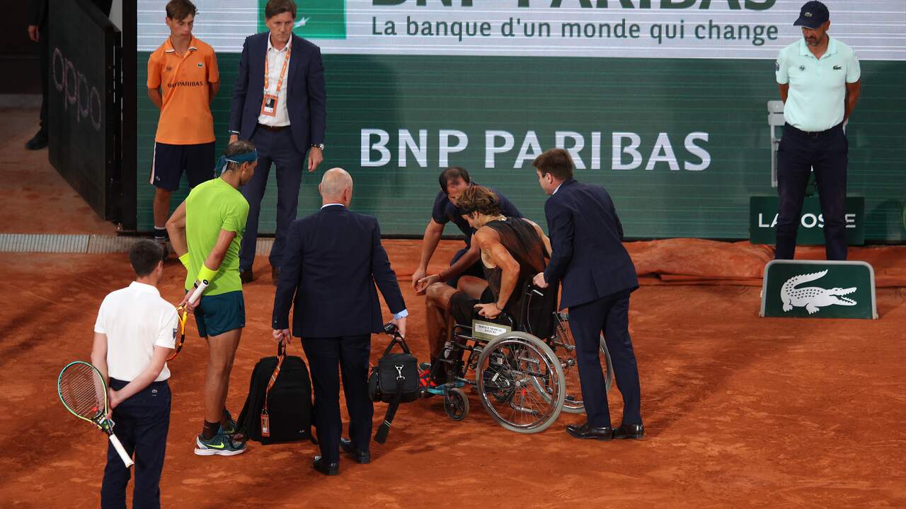 Александър Зверев напусна стадиона в Париж в петък в инвалидна количка.