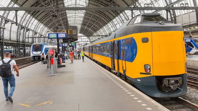 NS biedt excuses aan voor in trein omgeroepen voetballied Kinderliedje met beeld: Trein | Oude trein, Trein, Vervoer