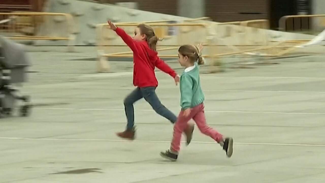 Beeld uit video: Kinderen in Spanje mogen voor het eerst in zes weken naar buiten