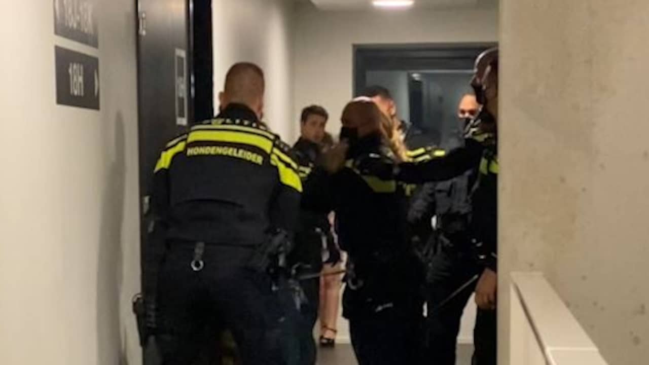 Beeld uit video: Politie doet inval bij illegaal coronafeest in Den Haag