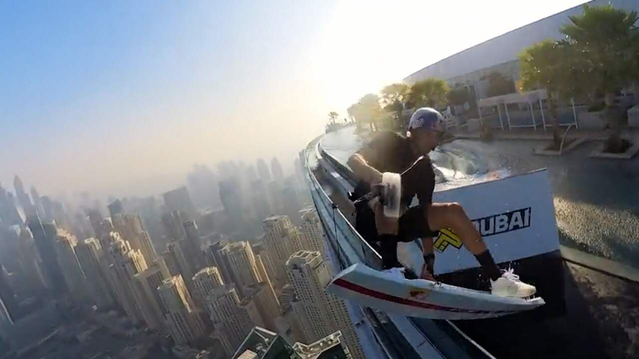 Wakeskater springt van 294 meter hoog gebouw in Dubai | NU.nl