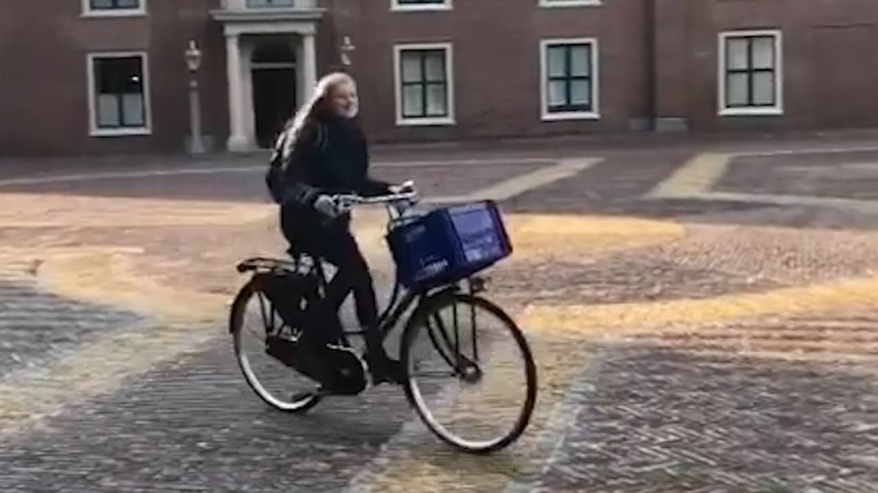 Beeld uit video: Prinses Ariane voor het eerst op de fiets naar de brugklas