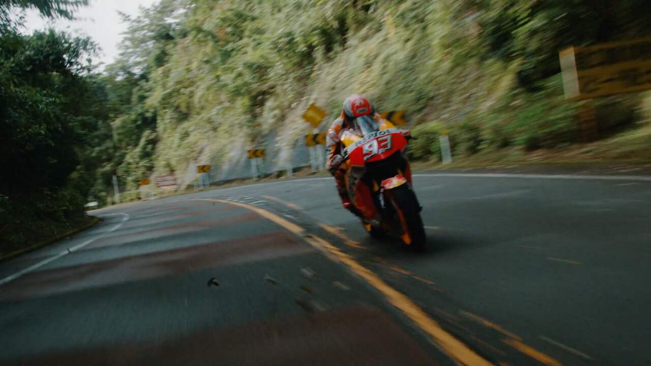 Beeld uit video: MotoGP-coureur Márquez scheurt over Japanse bergweg