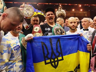 Usyk wint historische boksstrijd van Fury en grijpt alle wereldtitels in zwaargewicht