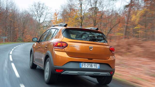 De Sandero Stepway staat net iets hoger op zijn wielen dan de hatchback.