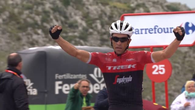 Contador bezorgt zichzelf prachtig afscheidscadeau op Angliru
