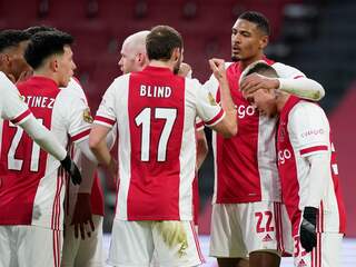 Ajax dankzij goals Haller ten koste van PSV naar halve finale KNVB-beker