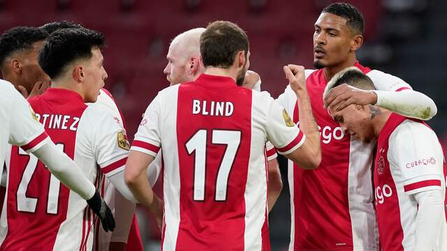 Ajax viert een van de twee treffers van Haller tegen PSV.