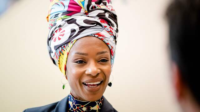 Vroeger kwamen ministers, leden van de Raad van State en leden van de Staten-Generaal in een eigen ambtskostuum naar Prinsjesdag. Toen er steeds meer vrouwen in de Tweede Kamer plaatsnamen, die een dergelijk kostuum niet hadden, werd besloten hiermee te stoppen. Wel kleedt iedereen zich vaak extra mooi aan voor de speciale gelegenheid. Ook Sylvana Simons (BIJ1) heeft iets moois uit de kast getrokken.