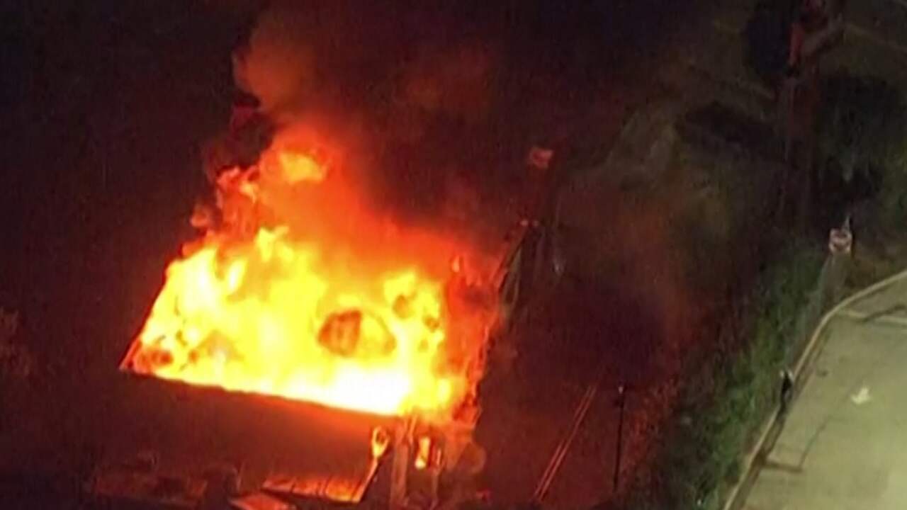 Beeld uit video: Demonstranten steken restaurant in brand na politiegeweld in Atlanta