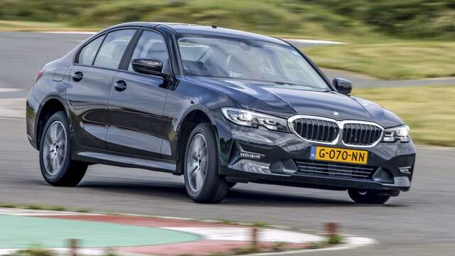 De vierseizoenenbanden voor sportievere auto's werden tijdens de test niet gespaard.