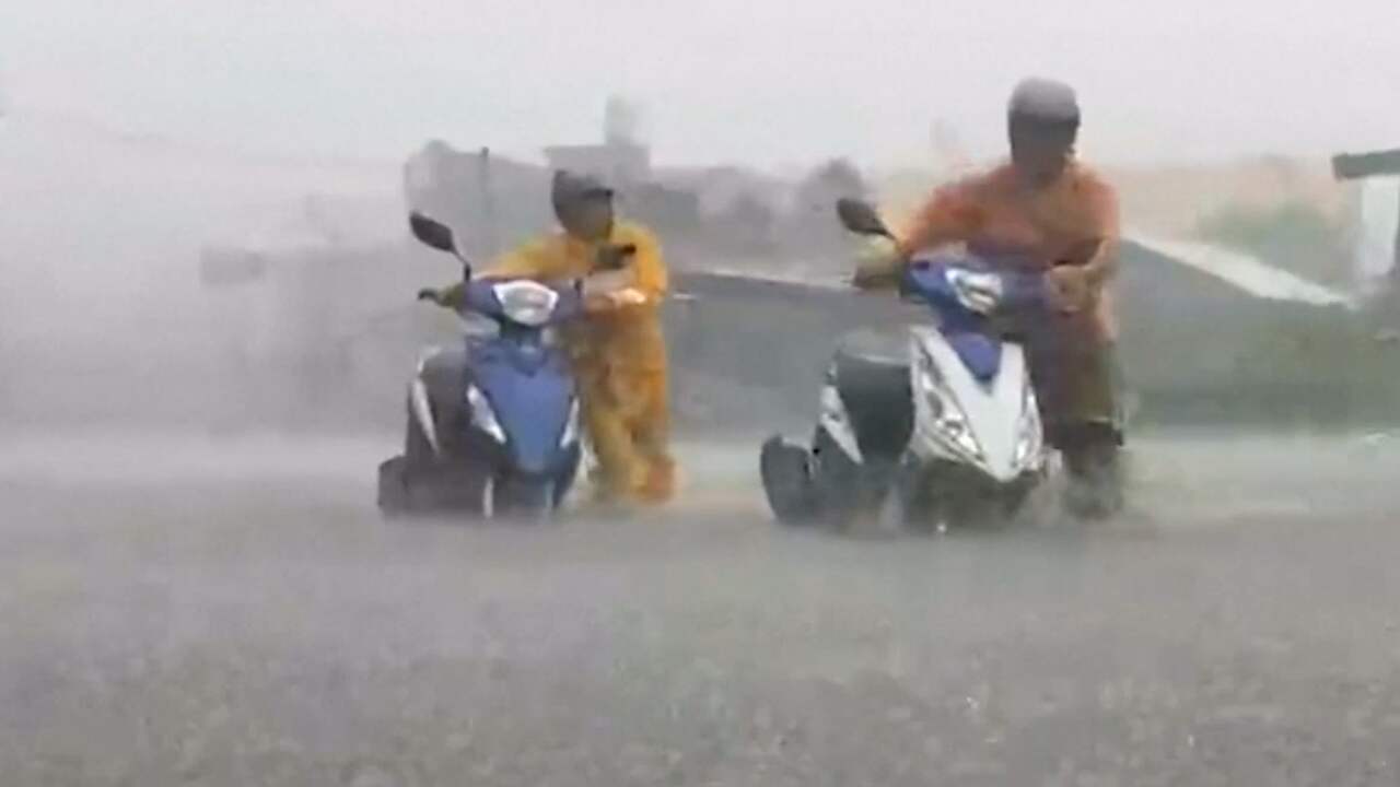 Straten Taiwan staan onder water door tyfoon Nesat