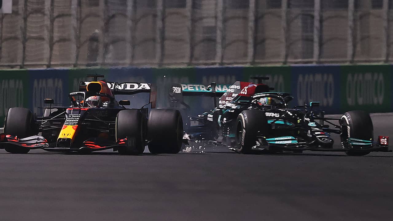 Lewis Hamilton rijdt tegen de achterkant van Max Verstappen aan.