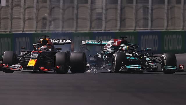 Lewis Hamilton rijdt tegen de achterkant van Max Verstappen aan.