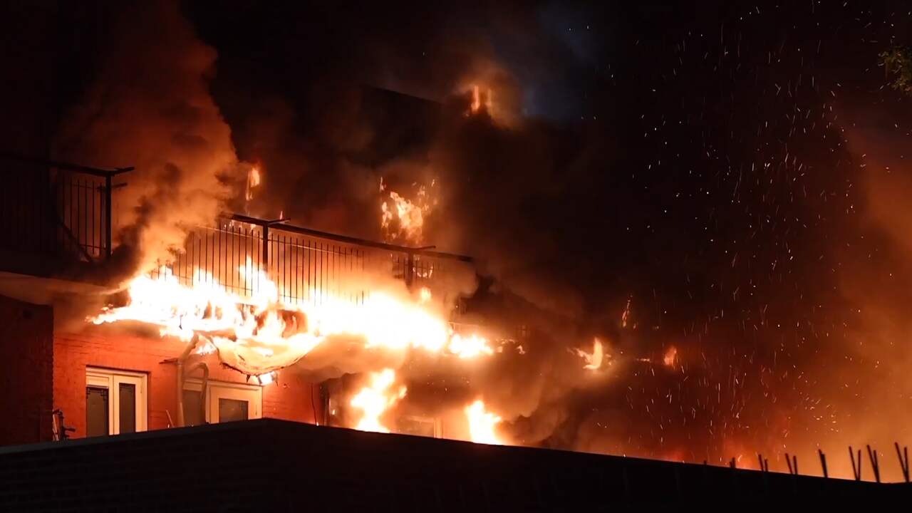Vlammen slaan uit woningen bij grote brand in Haagse Schilderwijk