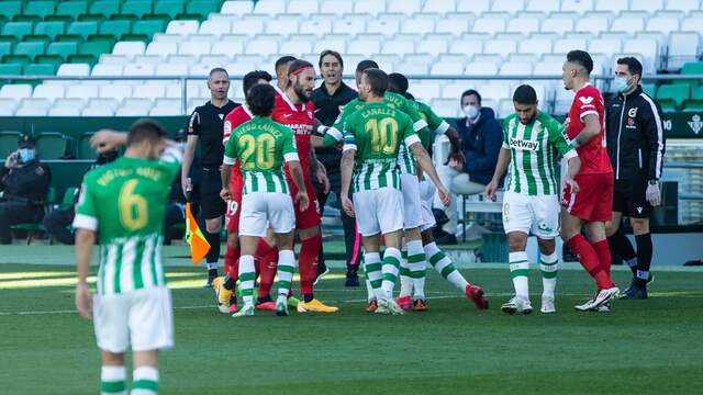 Er werd liefst zeven keer geel getrokken in de derby van Sevilla.