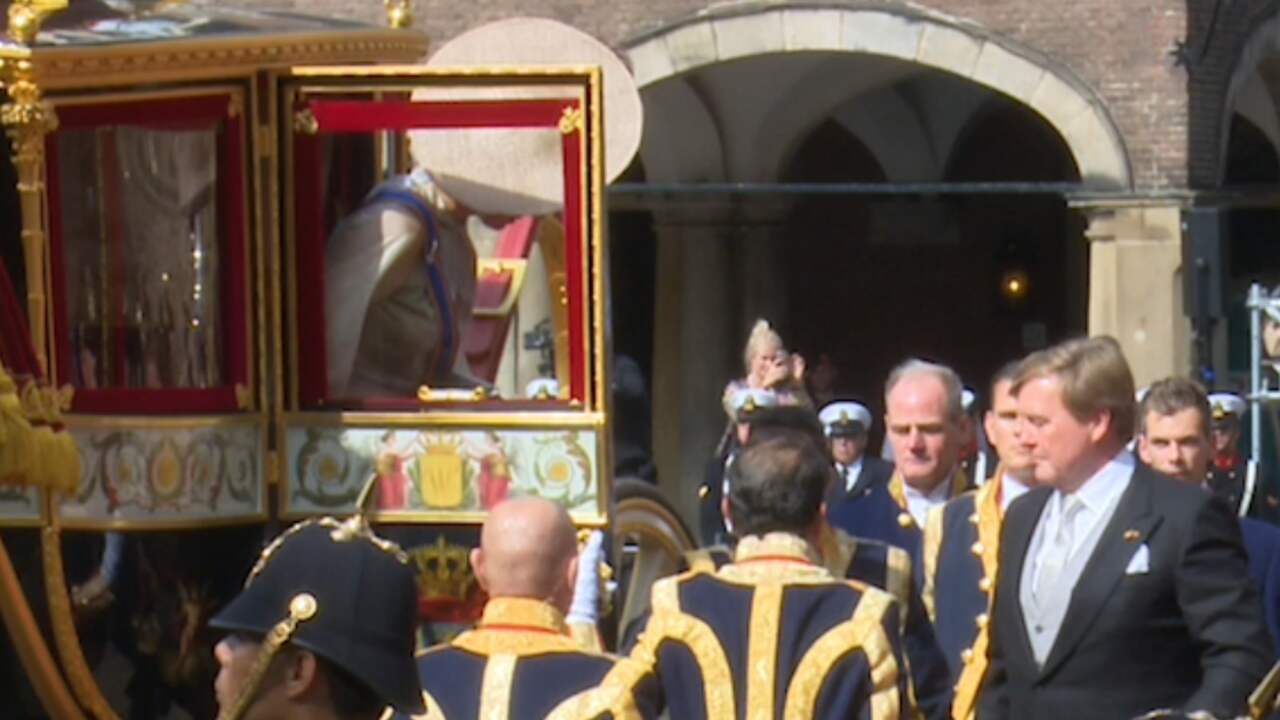 Beeld uit video: Koning en koningin komen met Glazen Koets aan bij de Ridderzaal