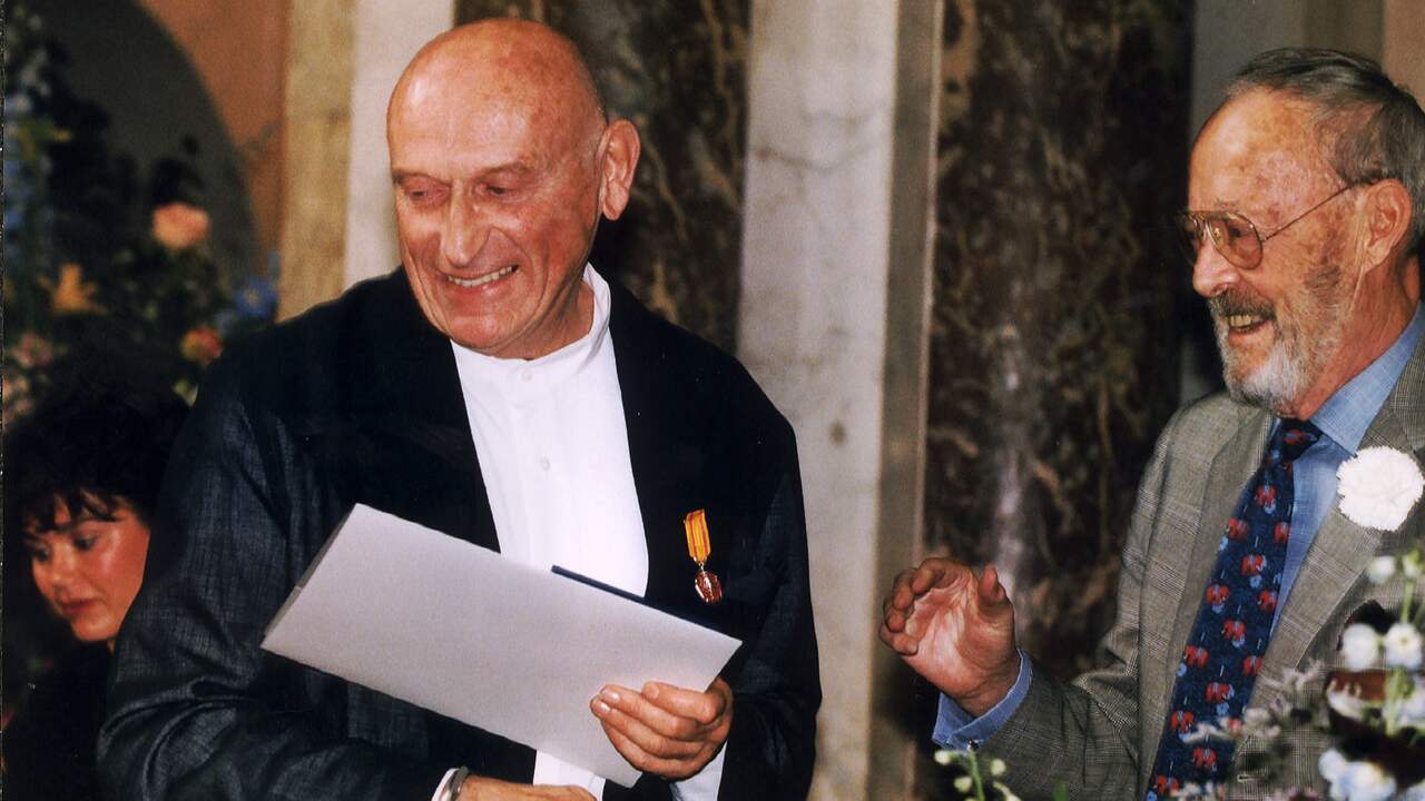 Benno Premsela ontving op 21 juni 1995 een Zilveren Anjer uit handen van prins Bernhard voor zijn bestuurlijke inzet voor de emancipatie van homoseksuelen.
