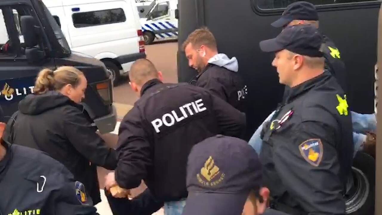 Politie pakt klimaatactivisten op voor het Rijksmuseum