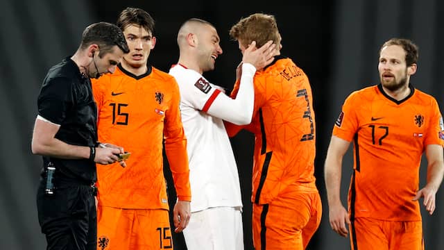 Een lach bij Burak Yilmaz, die drie keer scoorde tegen Oranje.