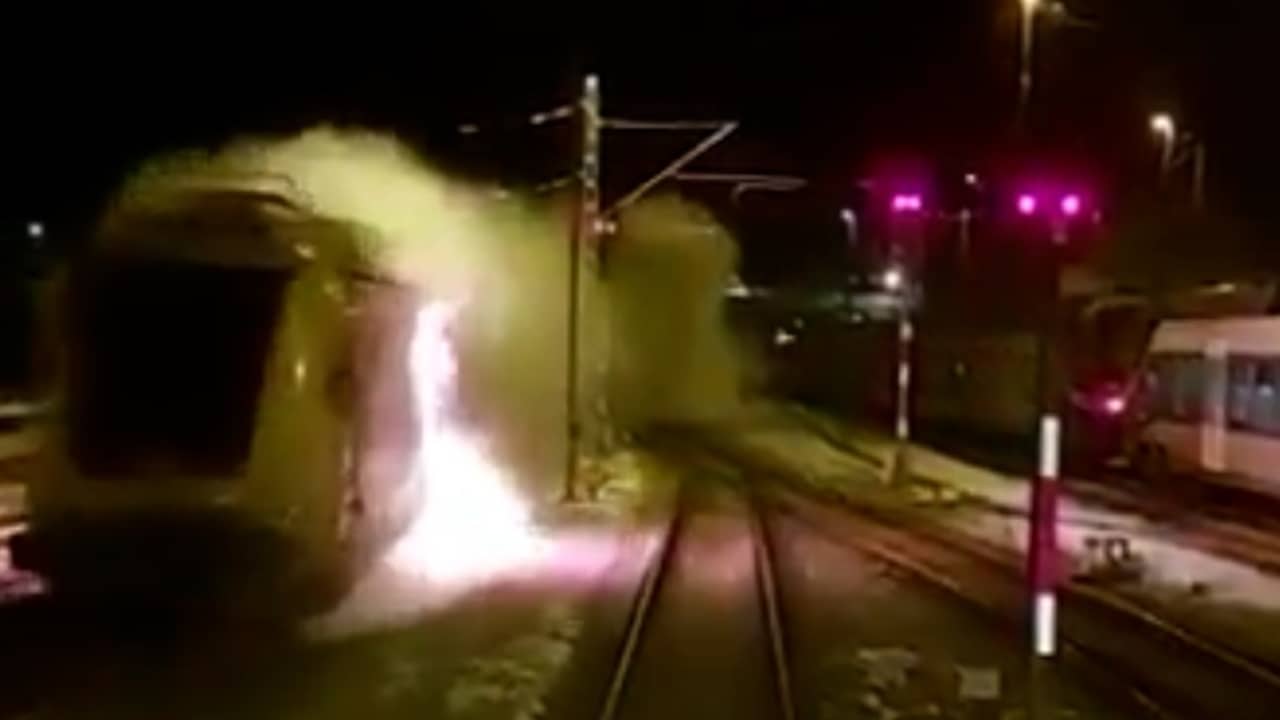 Beeld uit video: Brandende 'spooktrein' dendert over Duits spoor