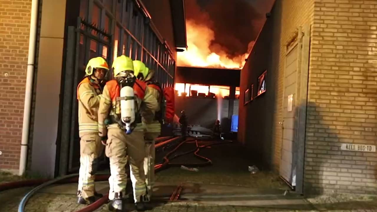 Beeld uit video: Brandweer bestrijdt grote brand bij bedrijfspand Capelle aan den IJssel