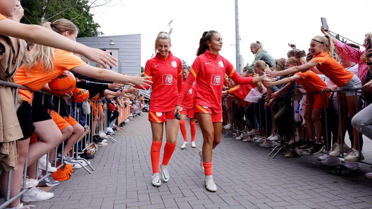 Jackie Groenen en Lieke Martens gaan in een haag van kinderen naar het trainingsveld.