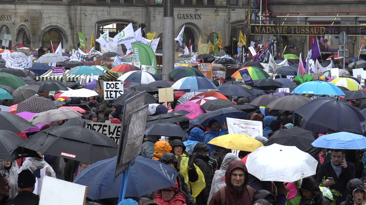 Beeld uit video: 40.000 mensen lopen klimaatmars door regen in Amsterdam