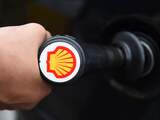 epa04695561 A customer fills his tank at a Shell station in London, England, 08 April 2015. On 8 April 2015 the Boards of Royal Dutch Shell plc and BG Group plc announced that they have reached agreement on the terms of a recommended cash and share offer to be made by Royal Dutch Shell plc for the entire issued and to be issued share capital of BG Group plc. EPA/ANDY RAIN