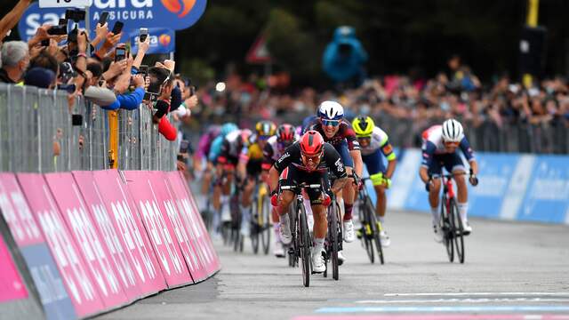 De sprint van de zevende etappe met op de achtergrond Dylan Groenewegen.