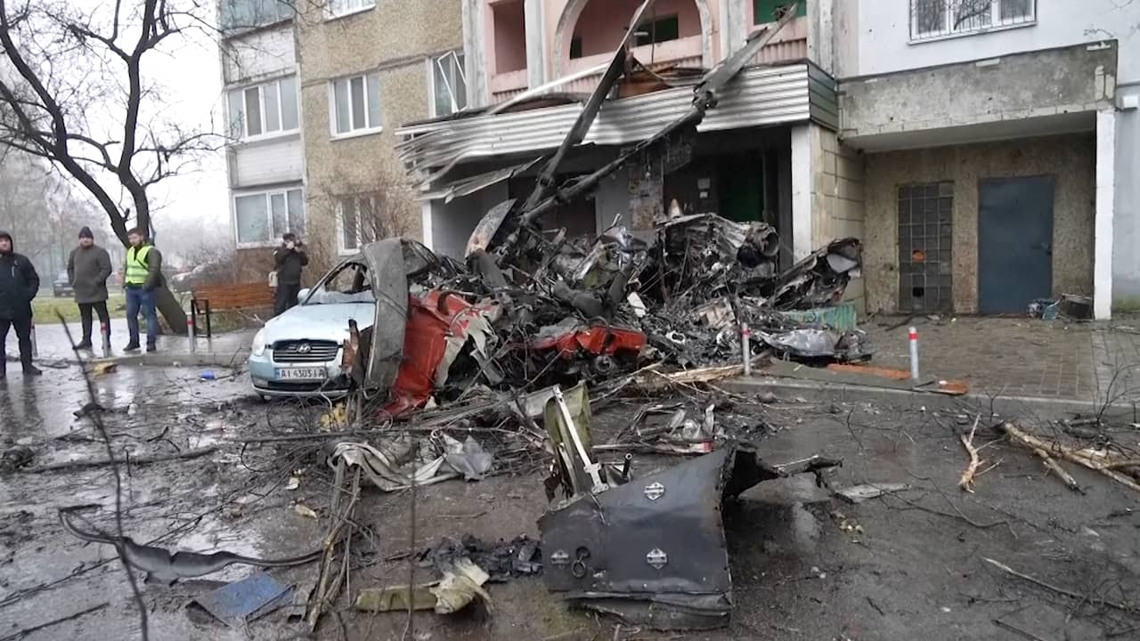 Beeld uit video: Uitgebrande helikopter ligt bij kinderopvang in buitenwijk Kyiv