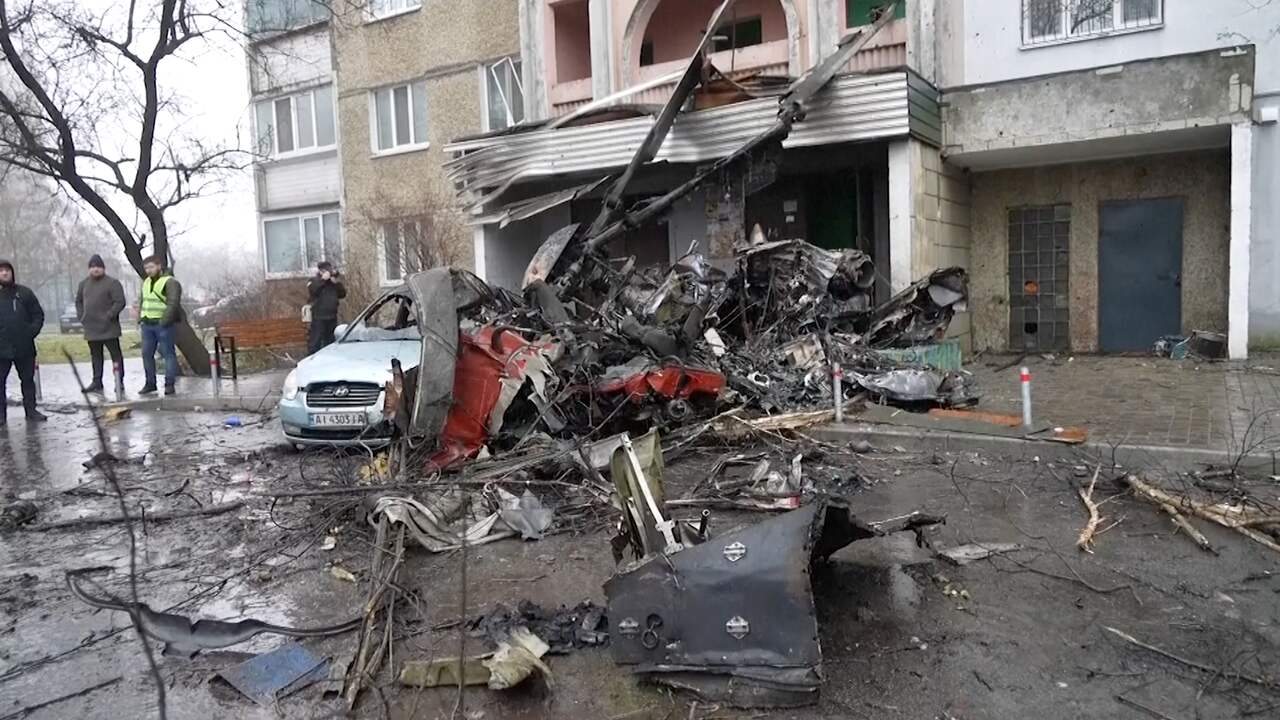 Beeld uit video: Uitgebrande helikopter ligt bij kinderopvang in buitenwijk Kyiv