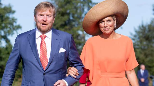 Willem-Alexander en Máxima bezoeken een kaasboerderij in de herfst van 2020.