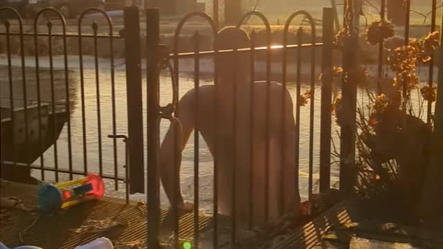 Beeld uit video: Douwe Bob plonst poedelnaakt ijskoud water in