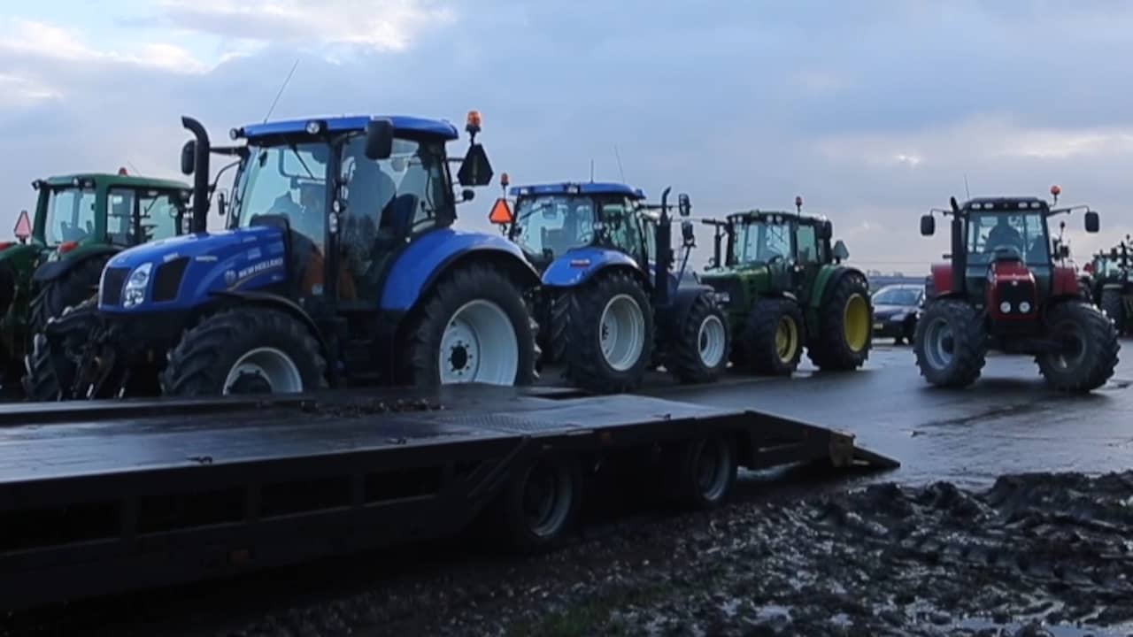 Beeld uit video: Boze boeren gaan op traktoren richting Den Haag