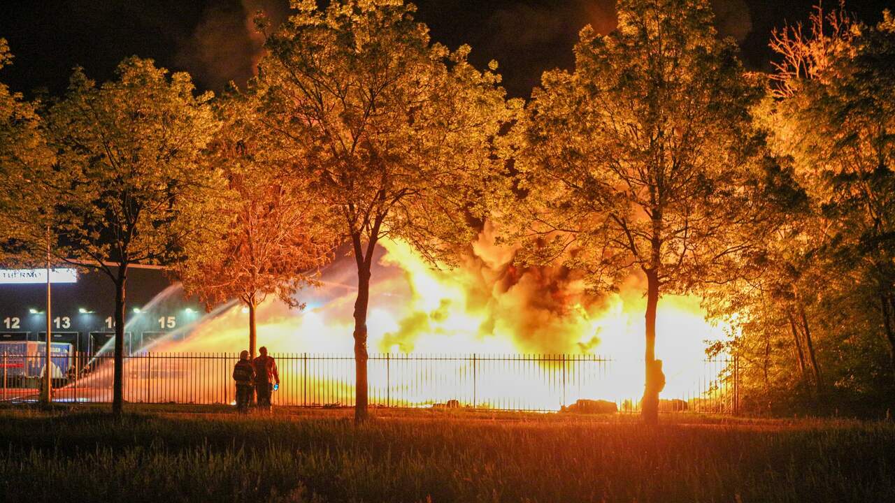 Beeld uit video: Grote brand bij containeropslag in Gorredijk
