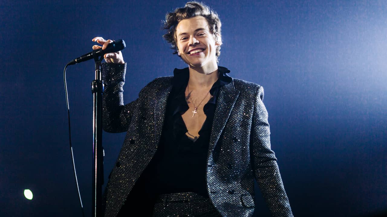 Harry Styles helps fan come out when performing in Ziggo Dome |  NOW