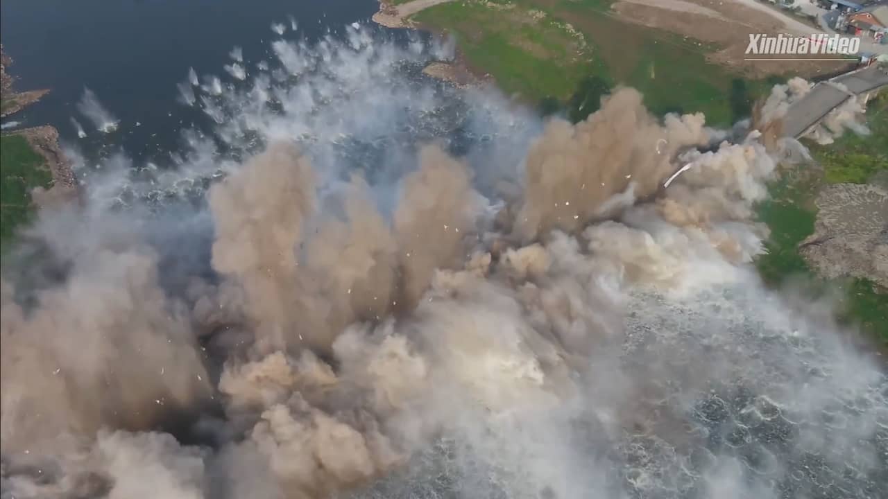Beeld uit video: Chinese brug op spectaculaire wijze tot ontploffing gebracht