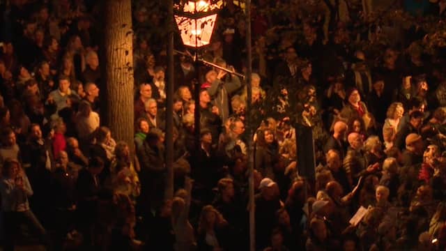Honderden mensen applaudisseren voor woning Eberhard van der Laan
