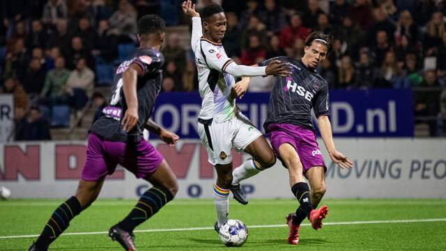 Telstar-FC Volendam is de eerste voetbalwedstrijd ooit waarbij beide clubs een regenboogtenue dragen.