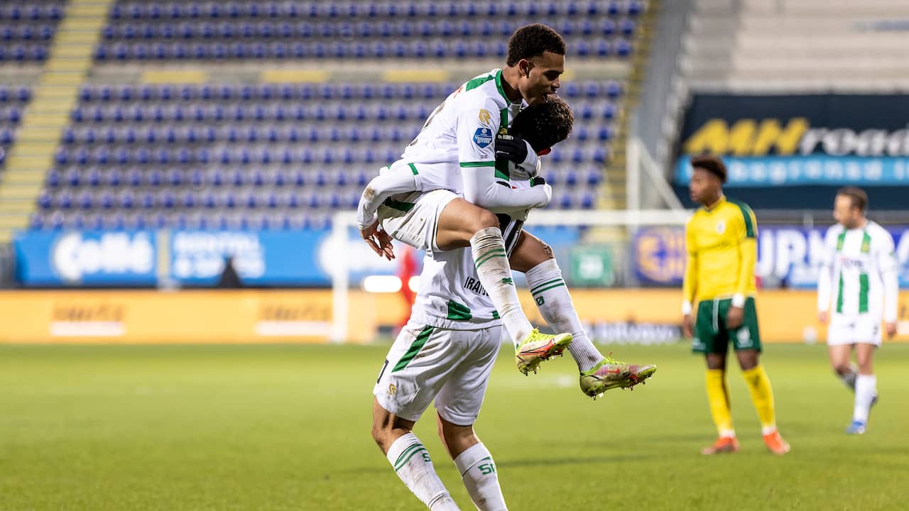 Daleho Irandust (rechts) wordt door Cyril Ngonge gefeliciteerd met zijn eerste doelpunt voor FC Groningen.