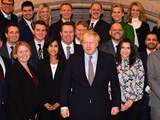 De Britse premier Boris Johnson gaat op de foto met de nieuw verkozen parlementsleden van zijn Conservatieve partij. Johnson behaalde een absolute meerderheid tijdens de verkiezingen op 12 december.