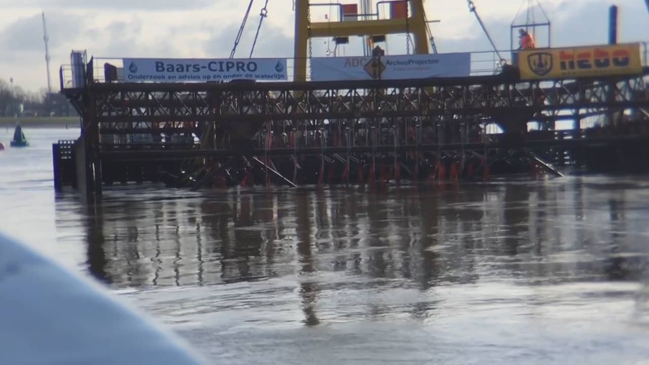 Middeleeuws koggeschip bij Kampen is boven water